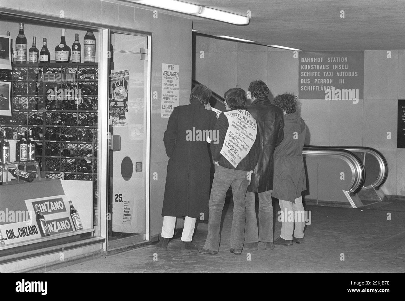 Aktivist klebt Poster mit dem texte : 'Wir verlangen ein Zuzugsverbot für Araber, die Ausweisung aller Araber aus unserem Kanton, Aufnahmeverbot von Arabern in Hotels und BEI Privaten. Legion für die Reinhaltung unseres Kantons'#activiste colle l'affiche : 'nous exigeons une interdiction d'immigration pour les Arabes, l'expulsion de tous les Arabes de notre canton, l'interdiction de recevoir des invités arabes dans les hôtels et en privé. Signé par la Légion pour la purification de notre canton'--- Protest-Aktion gegen Araber im Kanton Lucerne 1970#action de protestation contre les Arabes dans le canton de Lucerne 1970- RDB PAR DUKAS Banque D'Images