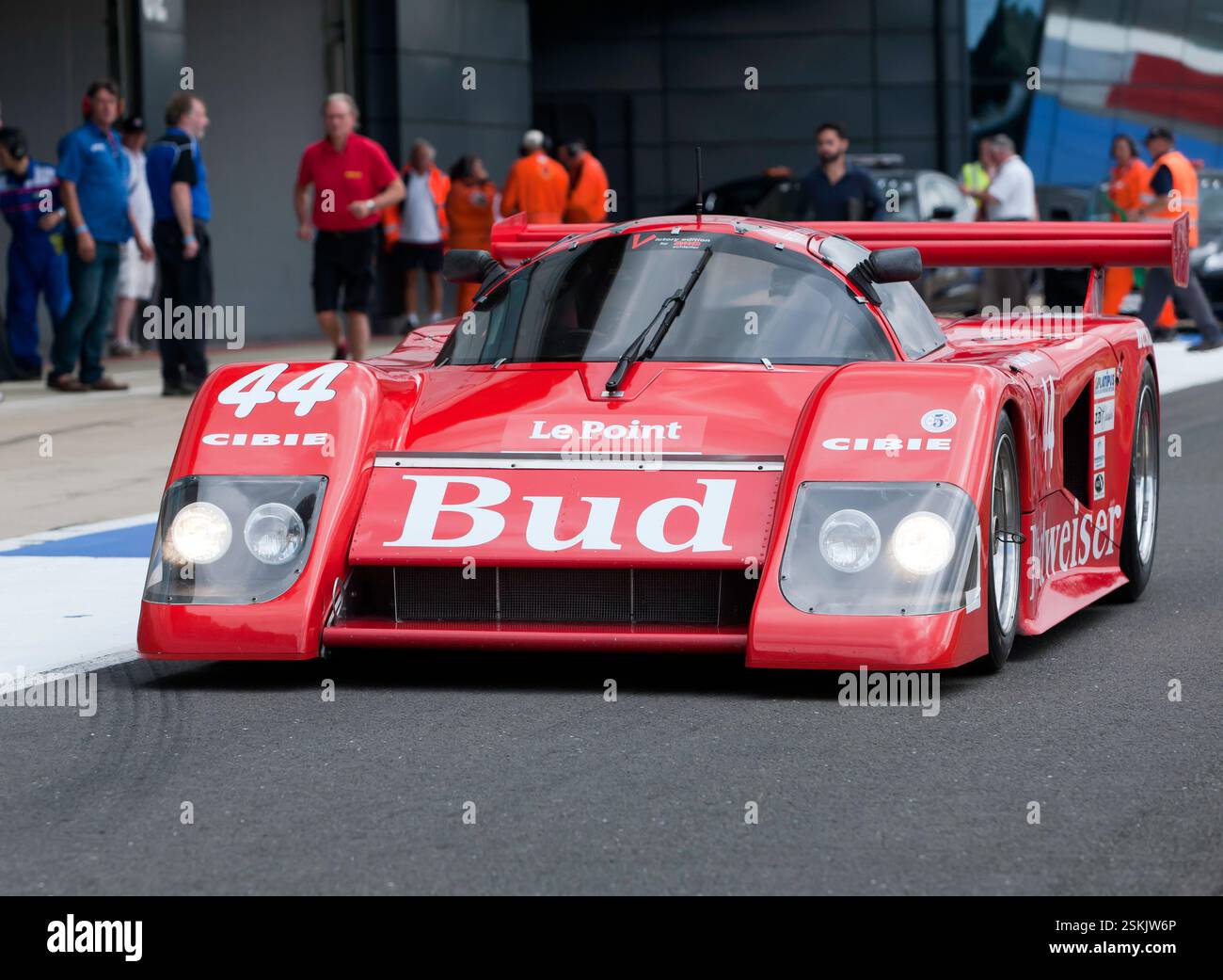 Peter Schleifer conduisant son Red, 1984, mars 84G, sur l'International Pit Lane, pour la qualification du Groupe C à la Silverstone Classic 2016 Banque D'Images