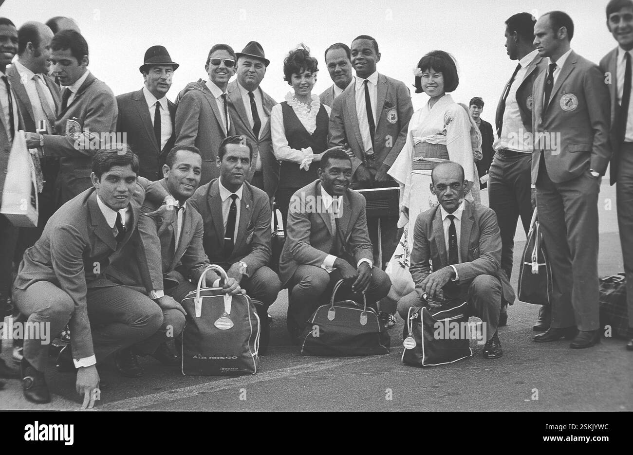 --- Fussballkönig Pelé trifft mit seiner Mannschaft à Zürich-Kloten ein#Football King Pele avec son équipe à l'aéroport Zurich-Kloten Banque D'Images