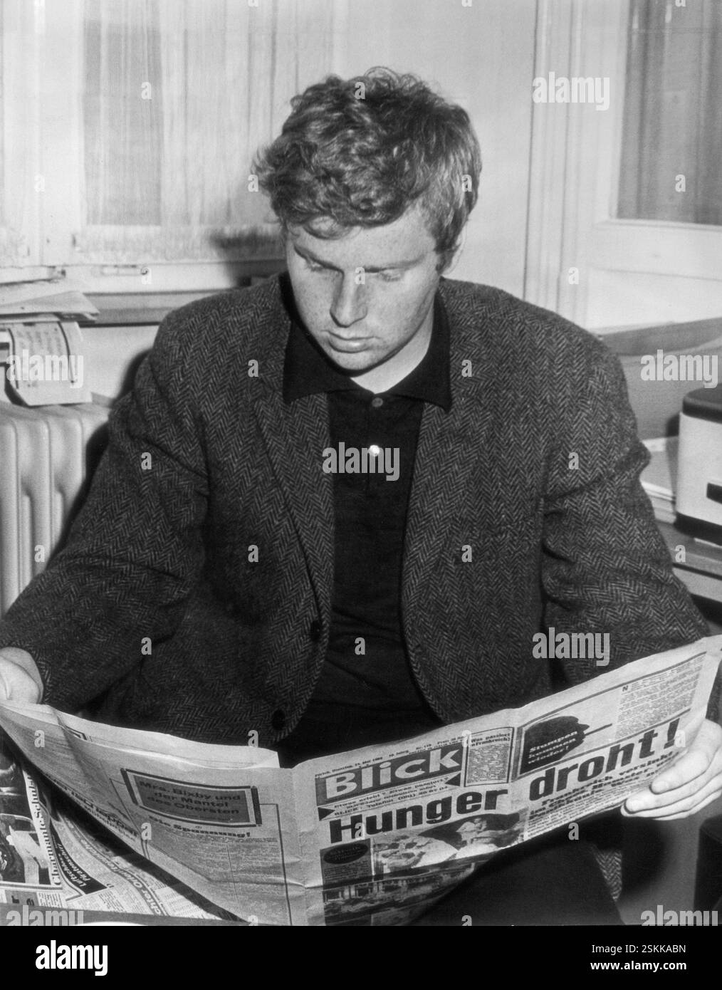 --- Daniel Cohn-Bendit beim Lesen vom Blick, mai 1968#Daniel Cohn-Bendit Reading the Blick, mai 1968 Banque D'Images