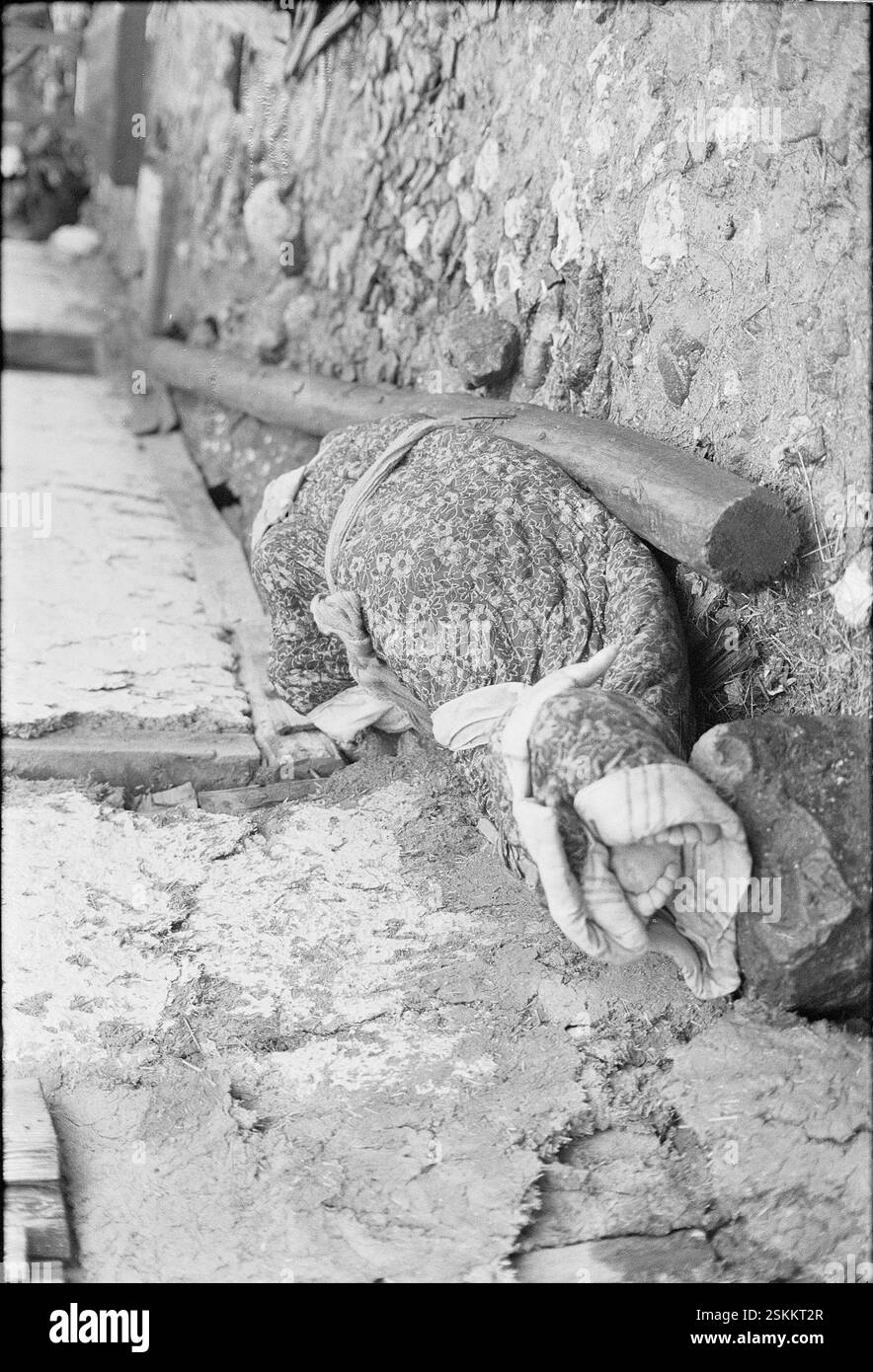 --- Erdbeben dans Gediz und Emet, Südtürkei 1970 : Tote Frau#tremblement de terre dans Gediz et Emet, Turquie 1970 : femme morte- RDB PAR DUKAS Banque D'Images