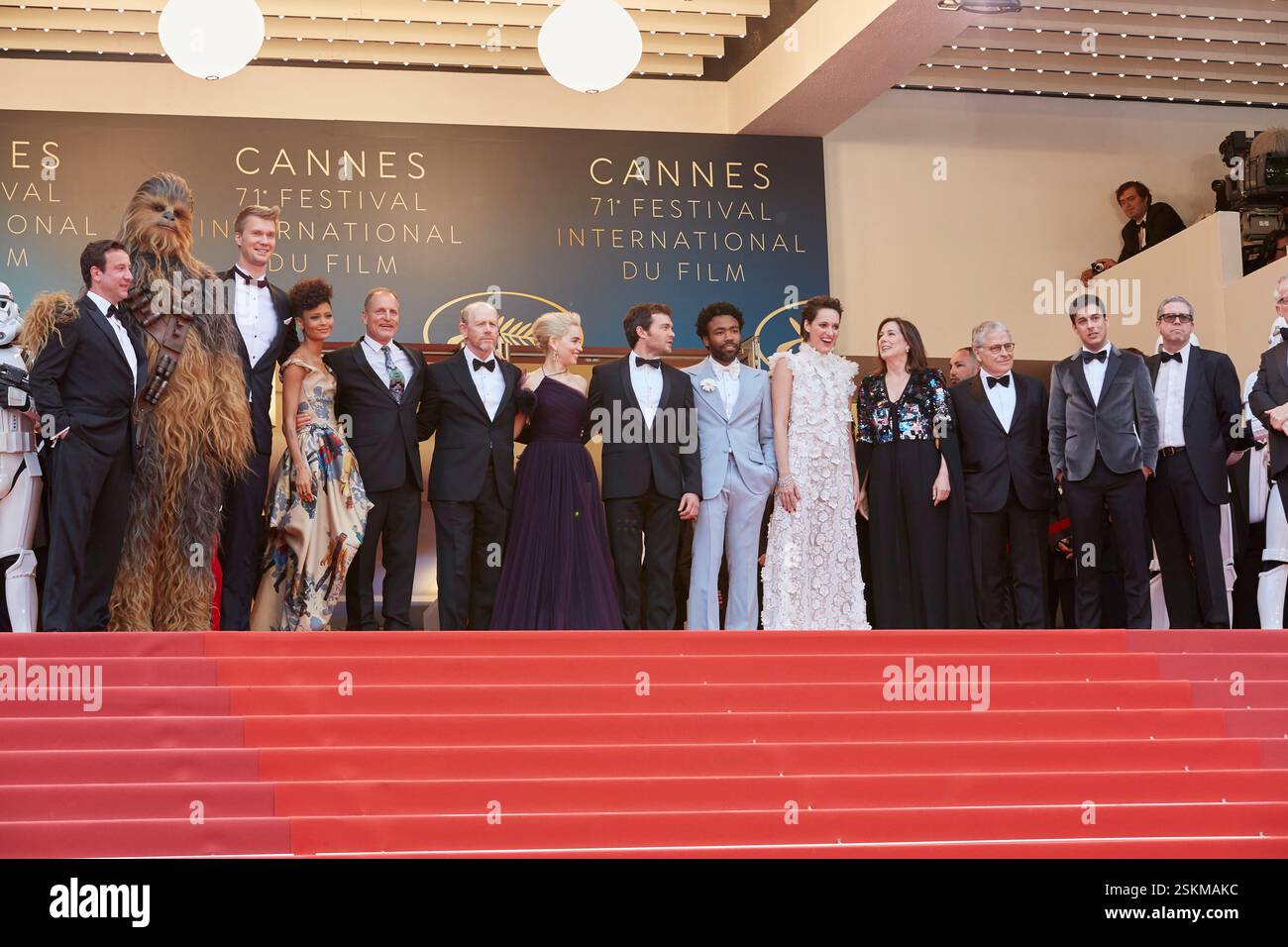 Producteur Simon Emanuel, acteur Joonas Suotamo, actrice Thandie Newton, acteur Woody Harrelson, réalisateur Ron Howard, L'actrice Emilia Clarke, l'acteur Alden Ehrenreich, l'acteur Donald Glover, Chewbacca, l'acteur Paul Bettany, L'actrice Phoebe Waller-Bridge, la productrice Kathleen Kennedy, le scénariste Jonathan Kasdan et le scénariste Lawrence Kasdan assistent au tapis rouge 'Solo A Star Wars Story' le mardi 15 mai 2018 au 71ème Festival de Cannes, Cannes, FRANCE Banque D'Images