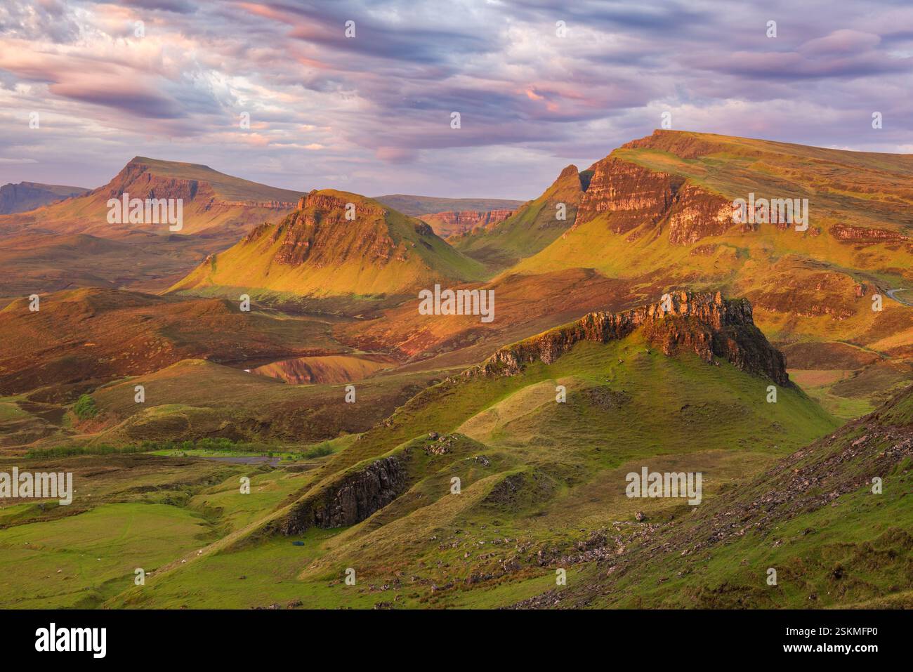Soleil matinal de printemps paisible au Quiraing sur l'île de Skye, en Écosse, au Royaume-Uni. Banque D'Images