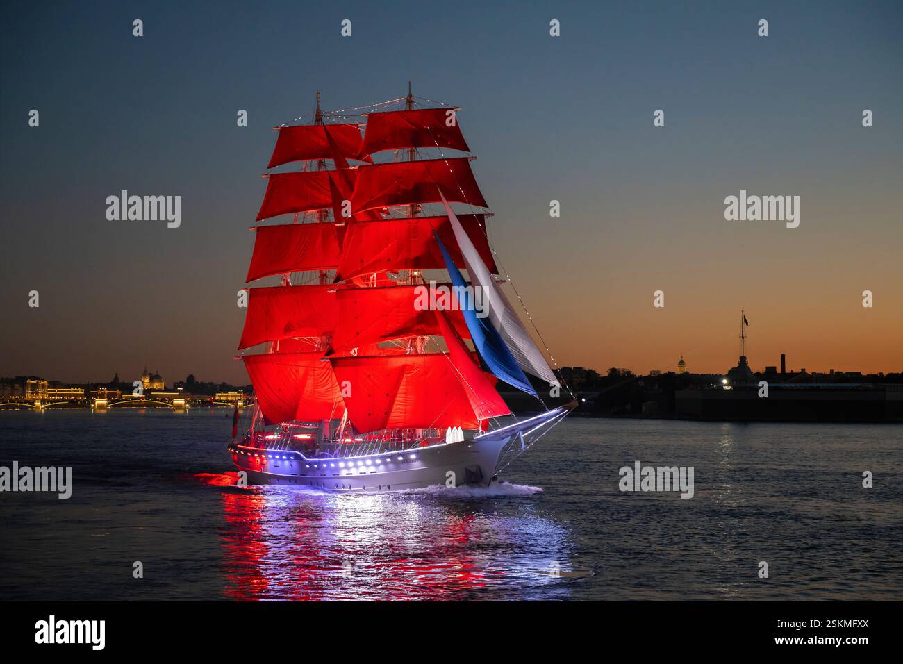SAINT-PÉTERSBOURG, RUSSIE - 15 JUILLET 2024 : Brig 'Russia' lors de la répétition nocturne du festival 'Scarlet Sails-2024'. La zone d'eau de Neva Banque D'Images