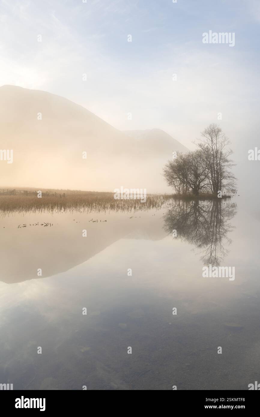 Reflets brumeux de montagnes dans le lac à Brotherswater dans le Lake District, Royaume-Uni. Banque D'Images