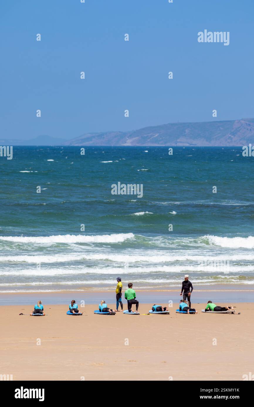 Portugal, Oeste Region, Baleal, cours de surf sur la Praia Baleal Norte (North Beach) Banque D'Images