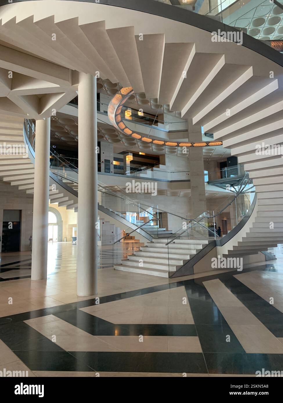 Escalier en colimaçon au Musée d'Art islamique de Doha Banque D'Images