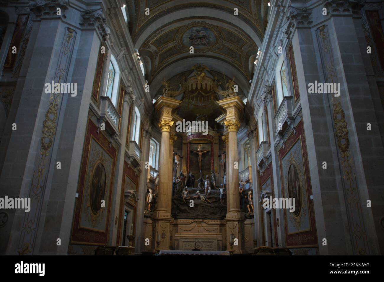 Intérieur d'une grande cathédrale, Braga, Portugal. Autel orné de figures religieuses. Les détails dorés et les hauts plafonds créent un style impressionnant Banque D'Images