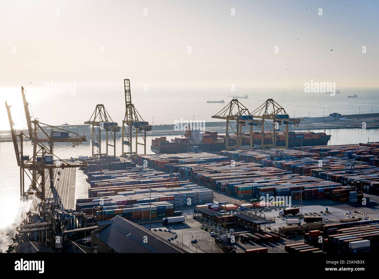 Barcelone, Espagne- 5 février 2025 : vue aérienne des conteneurs maritimes et des cargos dans le port maritime de Barcelone en Espagne, Europe. Concept de mer an Banque D'Images