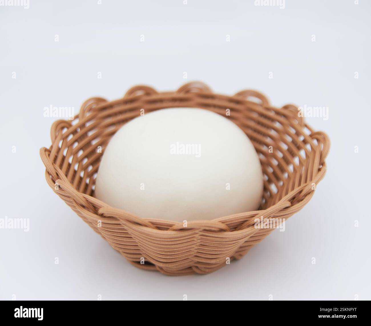 Le petit panier est rempli de petits pains blancs cuits à la vapeur Banque D'Images