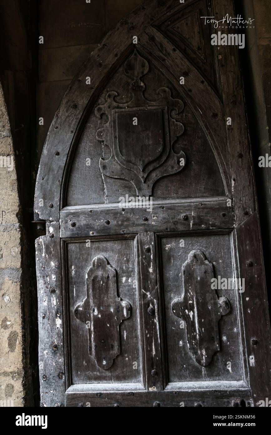 Oxford, Angleterre - une ancienne porte en bois à l'une des entrées du Balliol College. Balliol est l'un des collèges d'Oxford les plus prestigieux et se vante Banque D'Images