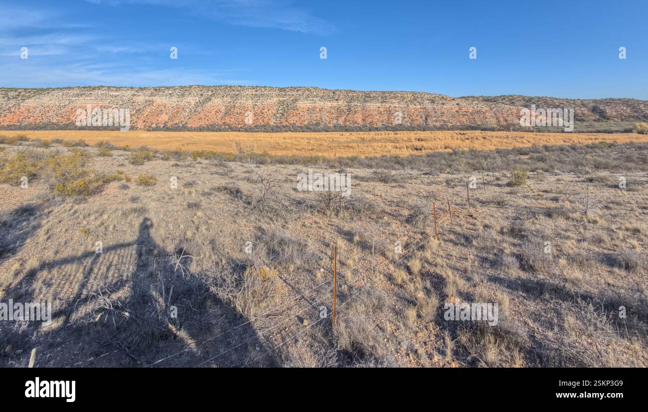 Silhouette d'une personne debout sur Tavasci Marsh Overlook, Tuzigoot National Monument, Arizona, États-Unis Banque D'Images