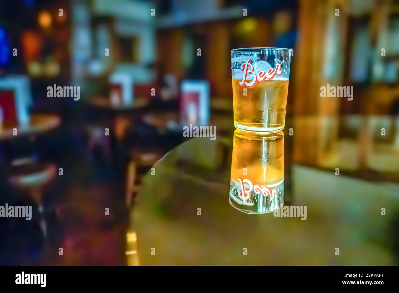Un verre de bière sur la table. Banque D'Images