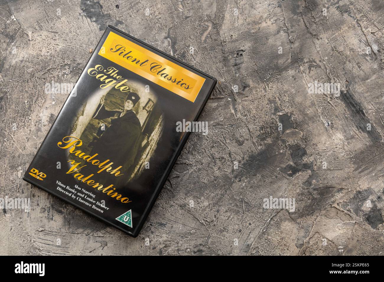 Le film muet de 1925 L'aigle est basé sur un roman Pouchkine de 1841 et un retour pour le héros romantique Rudolph Valentino qui a costar avec Vilma Banky. Banque D'Images