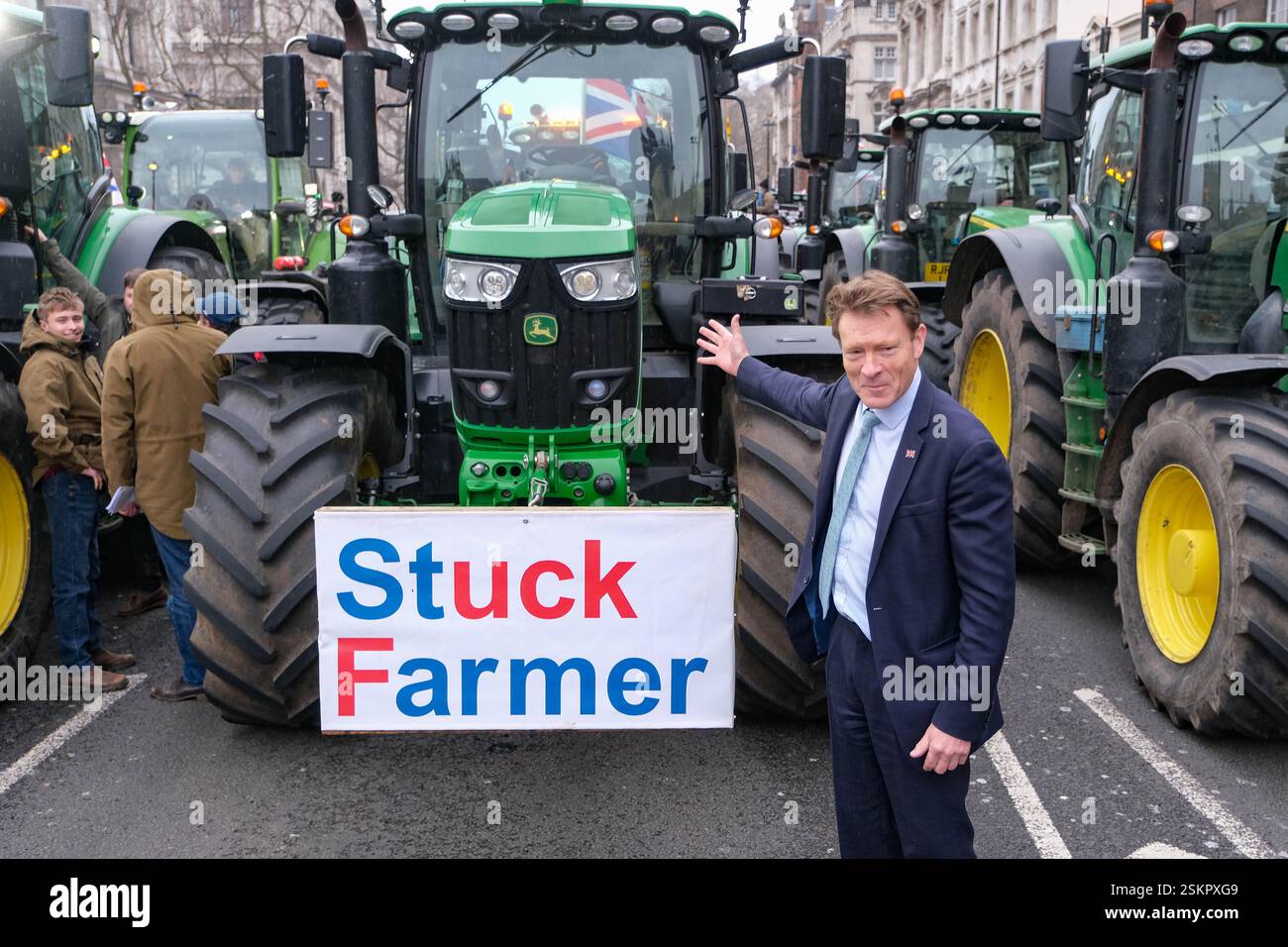 Westminster, Londres, Royaume-Uni. 10 février 2025. Richard TICE, député de Boston et du Skegness and Reform Party, rencontre des agriculteurs protestant devant les chambres du Parlement contre la proposition des gouvernements travaillistes d'introduire une taxe de succession de 20% sur les fermes d'une valeur de plus de 1 million de livres sterling. Credit Mark Lear / Alamy Live News Banque D'Images