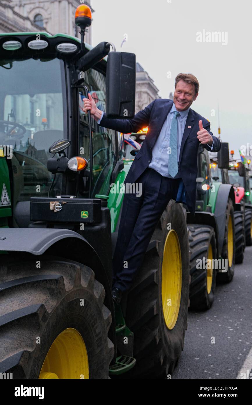 Westminster, Londres, Royaume-Uni. 10 février 2025. Richard TICE, député de Boston et du Skegness and Reform Party, rencontre des agriculteurs protestant devant les chambres du Parlement contre la proposition des gouvernements travaillistes d'introduire une taxe de succession de 20% sur les fermes d'une valeur de plus de 1 million de livres sterling. Credit Mark Lear / Alamy Live News Banque D'Images
