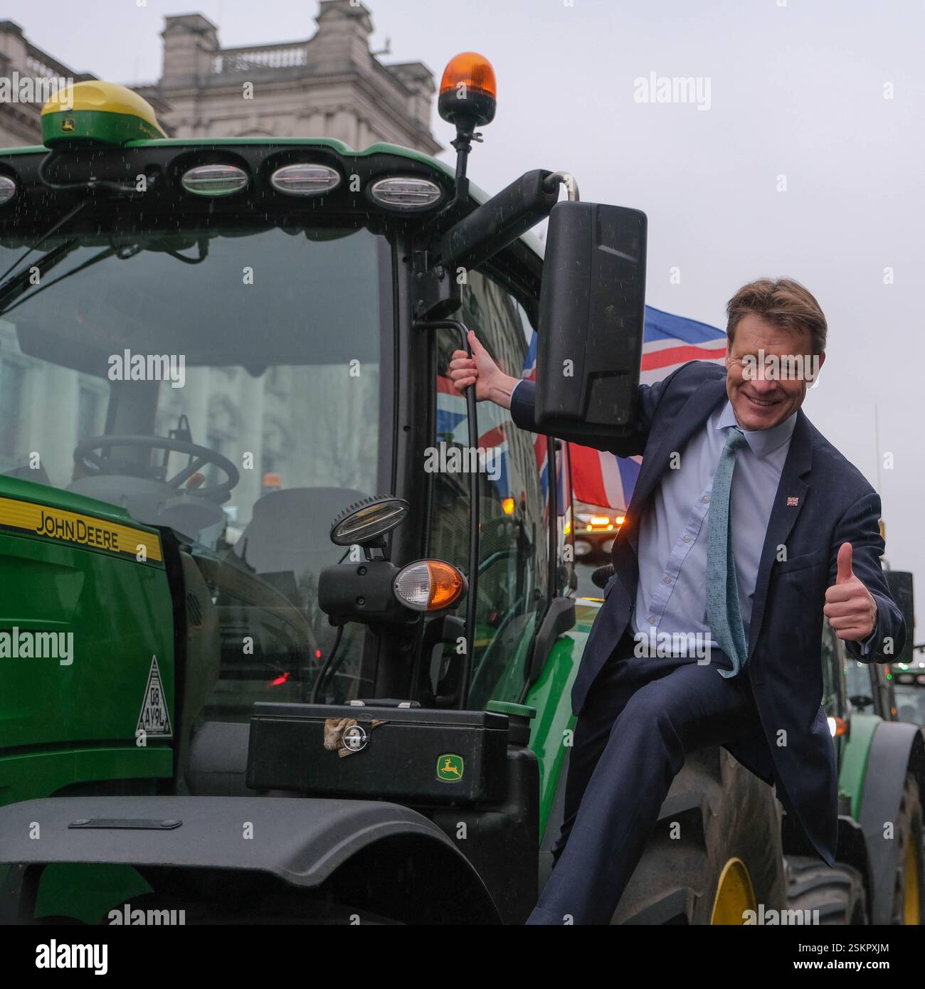 Westminster, Londres, Royaume-Uni. 10 février 2025. Richard TICE, député de Boston et du Skegness and Reform Party, rencontre des agriculteurs protestant devant les chambres du Parlement contre la proposition des gouvernements travaillistes d'introduire une taxe de succession de 20% sur les fermes d'une valeur de plus de 1 million de livres sterling. Credit Mark Lear / Alamy Live News Banque D'Images