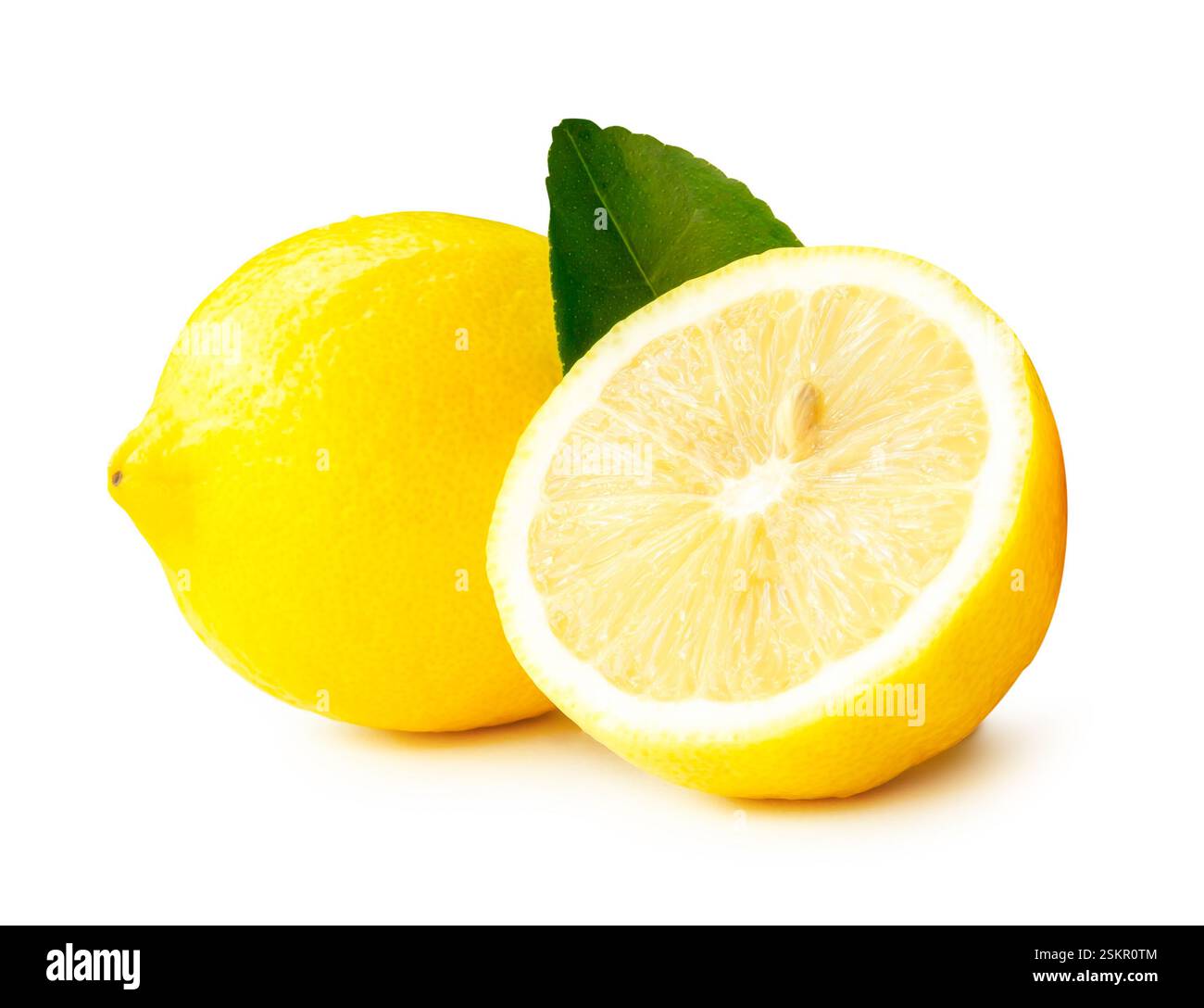 Le fruit de citron jaune avec la moitié et les feuilles vertes en tas est isolé sur fond blanc avec chemin de découpage. Banque D'Images