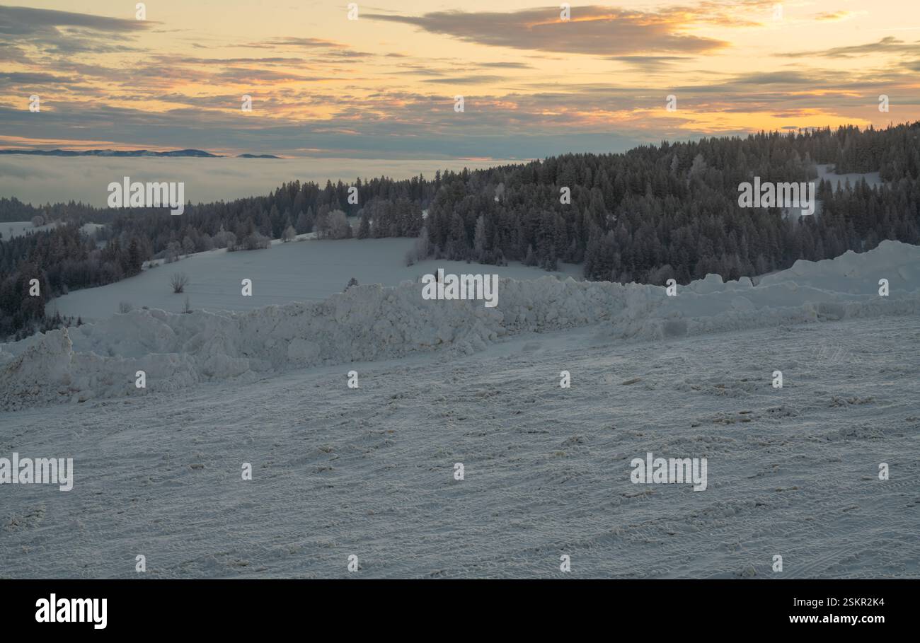 Un parking couvert de neige dans une station de ski dans les montagnes par un matin glacial Banque D'Images