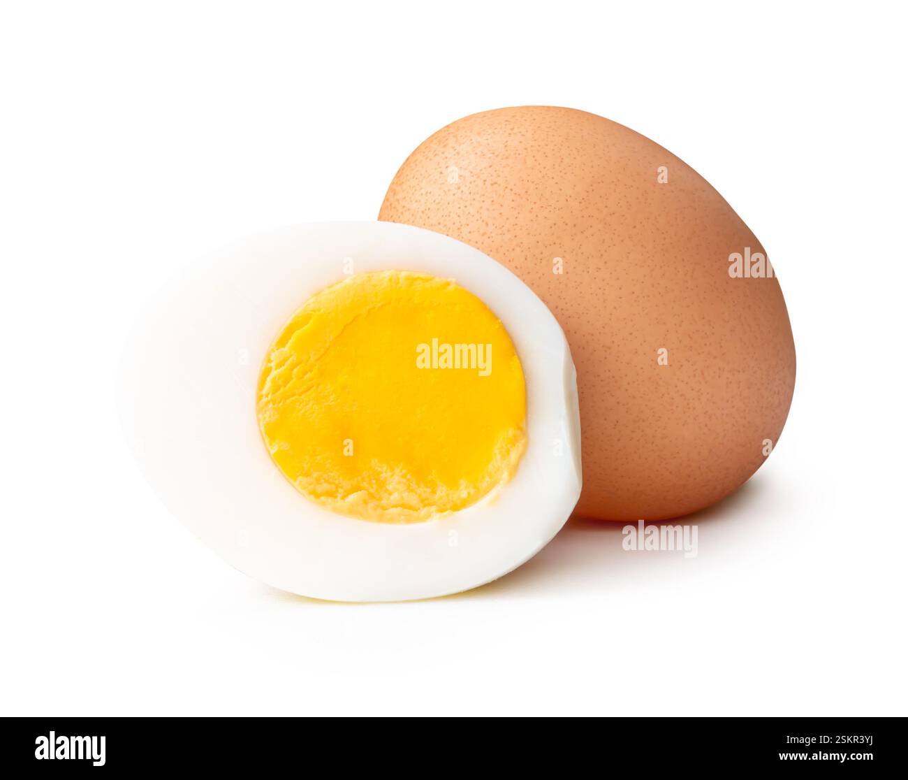 Vue de côté de l'oeuf de poule cru simple et l'oeuf cuit pelé ou cuit avec jaune d'oeuf dans la moitié dans la pile est isolé sur fond blanc avec chemin de découpage. Banque D'Images