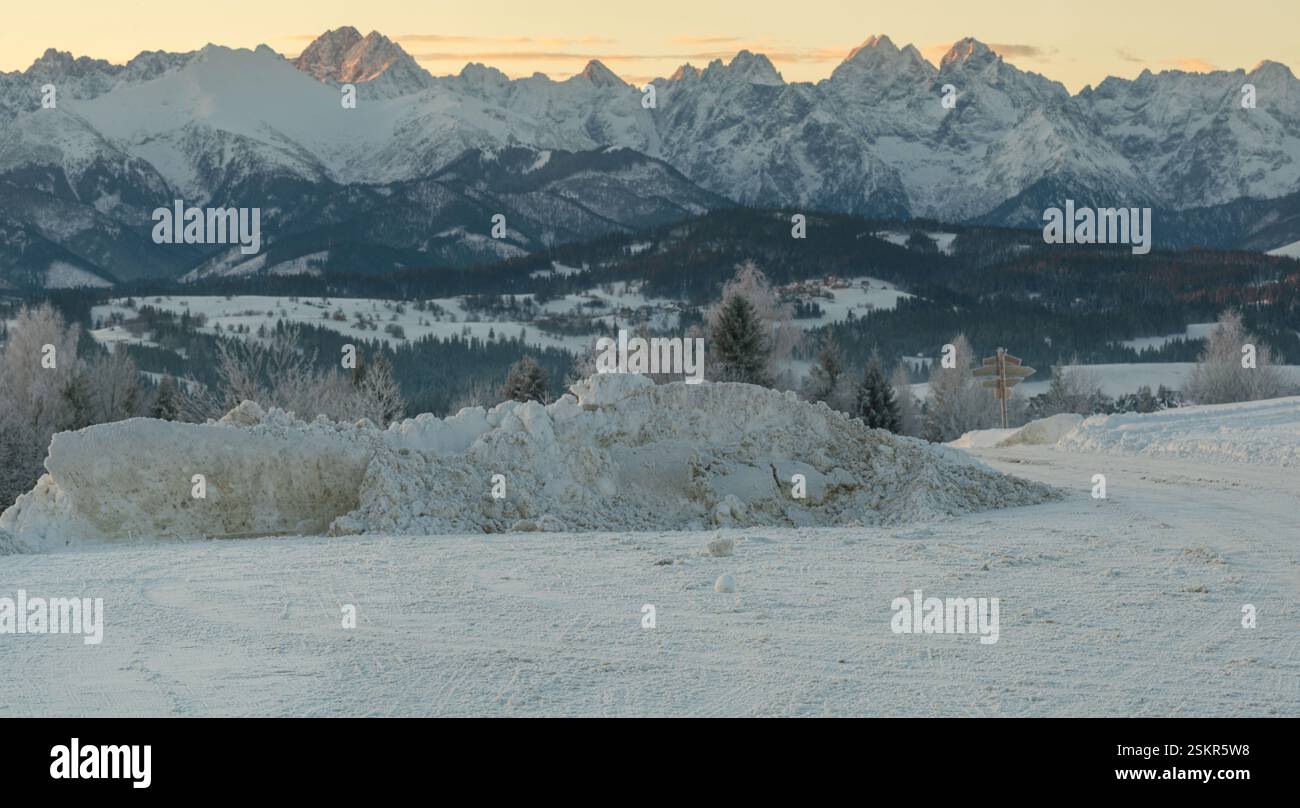 Un parking couvert de neige dans une station de ski dans les montagnes par un matin glacial Banque D'Images