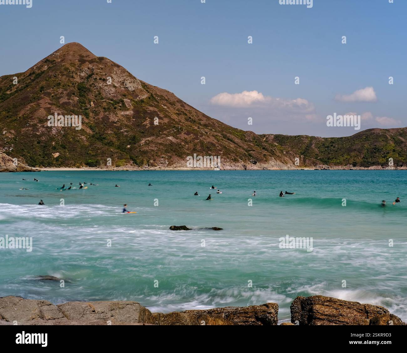 Tai long Wan, un endroit isolé à SAI Kung, Hong Kong, est l'endroit idéal pour surfer pendant la journée et camper en écoutant les vagues. Banque D'Images