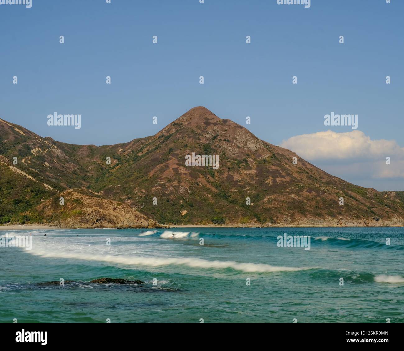 Tai long Wan, un endroit isolé à SAI Kung, Hong Kong, est l'endroit idéal pour surfer pendant la journée et camper en écoutant les vagues. Banque D'Images