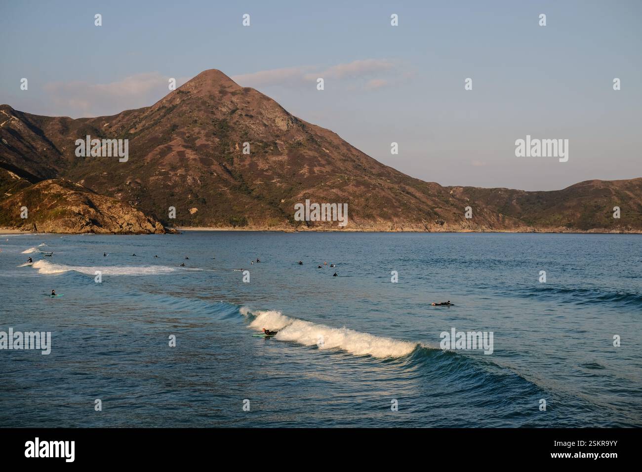 Tai long Wan, un endroit isolé à SAI Kung, Hong Kong, est l'endroit idéal pour surfer pendant la journée et camper en écoutant les vagues. Banque D'Images