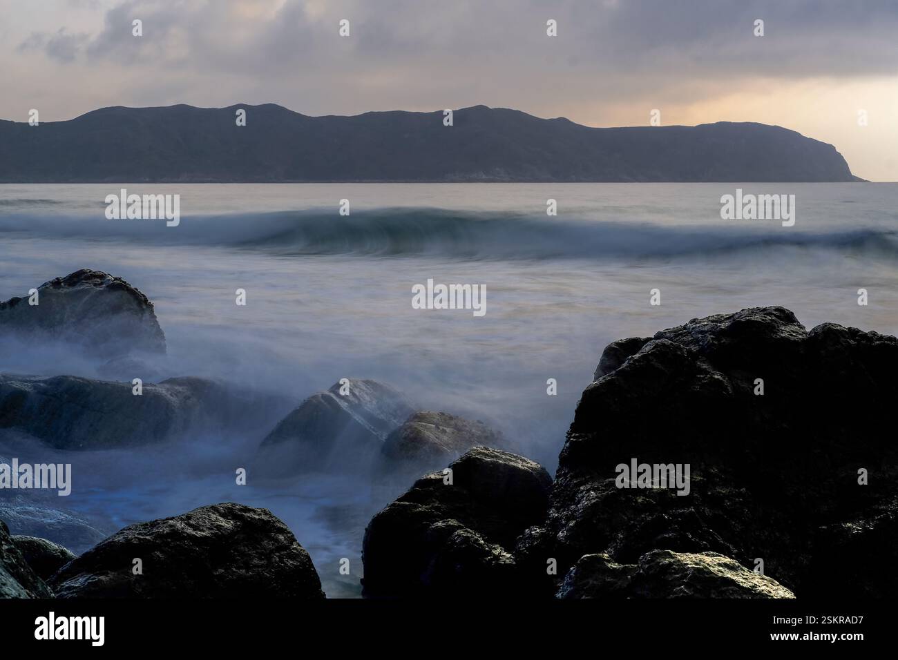 Tai long Wan, un endroit isolé à SAI Kung, Hong Kong, est l'endroit idéal pour surfer pendant la journée et camper en écoutant les vagues. Banque D'Images