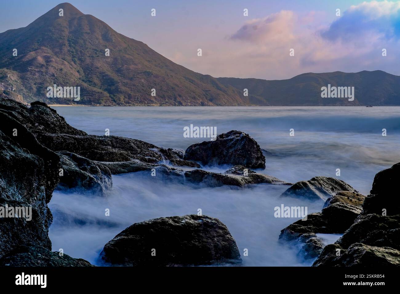 Tai long Wan, un endroit isolé à SAI Kung, Hong Kong, est l'endroit idéal pour surfer pendant la journée et camper en écoutant les vagues. Banque D'Images
