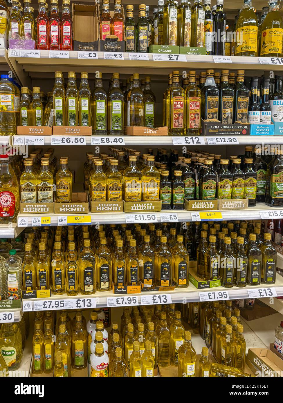 Les étagères des supermarchés brillent avec des bouteilles d'huile d'olive soigneusement disposées, présentant une riche variété d'options : Phillip Roberts Banque D'Images
