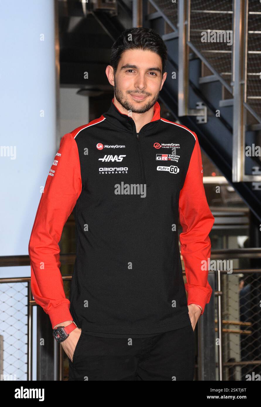 New York, NY, États-Unis. 11 février 2025. Esteban Ocon photographiés en tant que pilotes de F1 MoneyGram Haas, Ollie Bearman et Esteban Ocon visitent l'Empire State Building lors de leur visite à New York le 11 février 2025. Crédit : Mpi099/Media Punch/Alamy Live News Banque D'Images