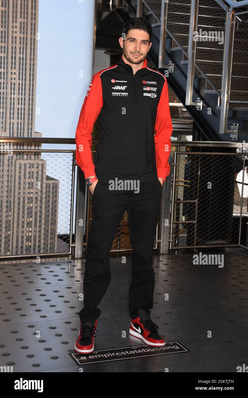 New York, NY, États-Unis. 11 février 2025. Esteban Ocon photographiés en tant que pilotes de F1 MoneyGram Haas, Ollie Bearman et Esteban Ocon visitent l'Empire State Building lors de leur visite à New York le 11 février 2025. Crédit : Mpi099/Media Punch/Alamy Live News Banque D'Images