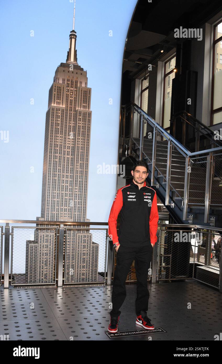 New York, NY, États-Unis. 11 février 2025. Esteban Ocon photographiés en tant que pilotes de F1 MoneyGram Haas, Ollie Bearman et Esteban Ocon visitent l'Empire State Building lors de leur visite à New York le 11 février 2025. Crédit : Mpi099/Media Punch/Alamy Live News Banque D'Images