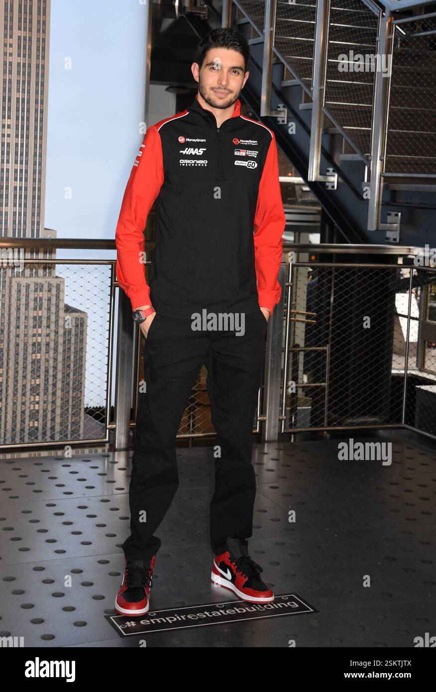 New York, NY, États-Unis. 11 février 2025. Esteban Ocon photographiés en tant que pilotes de F1 MoneyGram Haas, Ollie Bearman et Esteban Ocon visitent l'Empire State Building lors de leur visite à New York le 11 février 2025. Crédit : Mpi099/Media Punch/Alamy Live News Banque D'Images