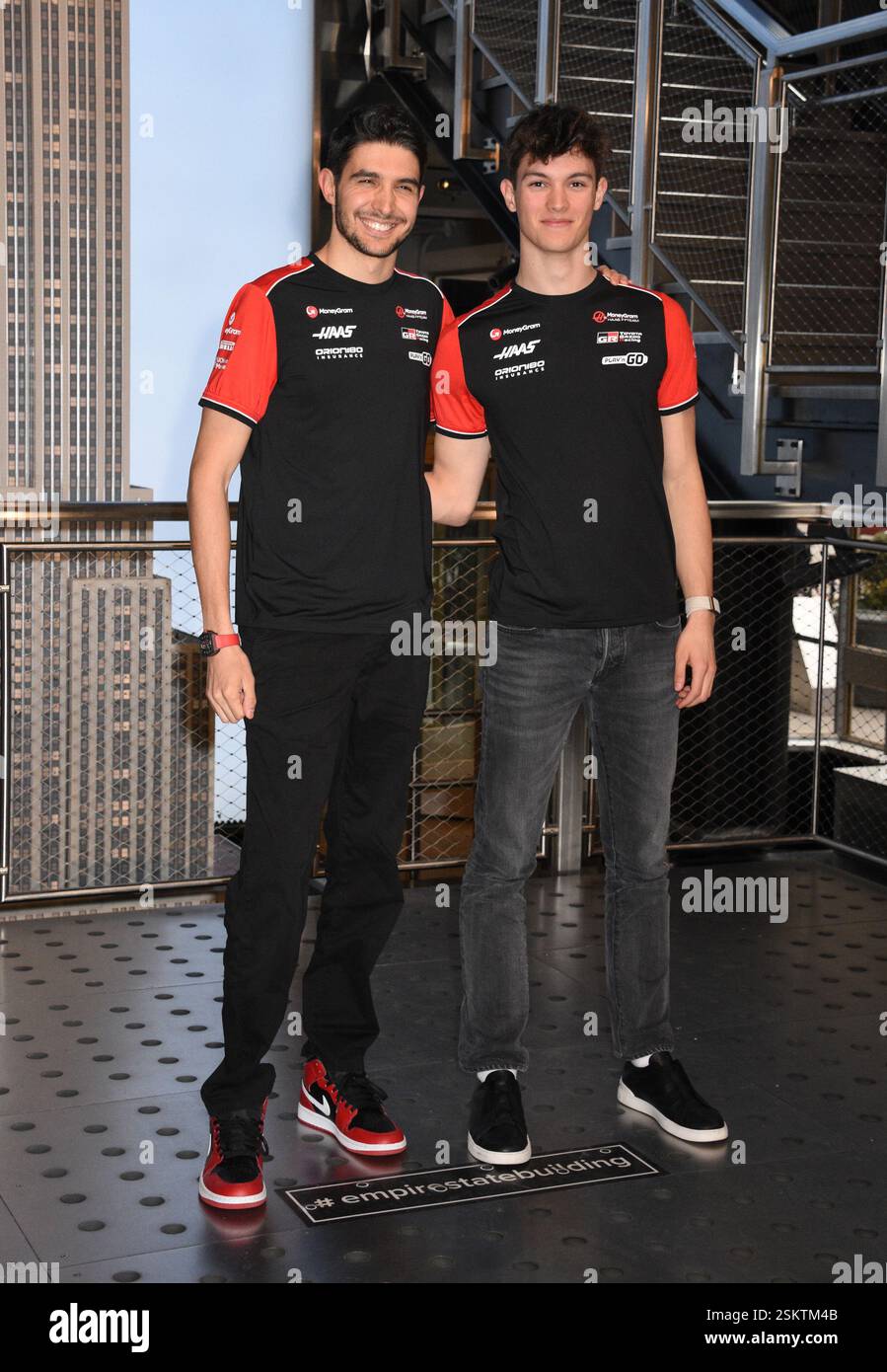 New York, NY, États-Unis. 11 février 2025. Esteban Ocon et Ollie Bearman photographiés en tant que pilotes de F1 de MoneyGram Haas, Ollie Bearman et Esteban Ocon visitent l'Empire State Building lors de leur visite à New York le 11 février 2025. Crédit : Mpi099/Media Punch/Alamy Live News Banque D'Images