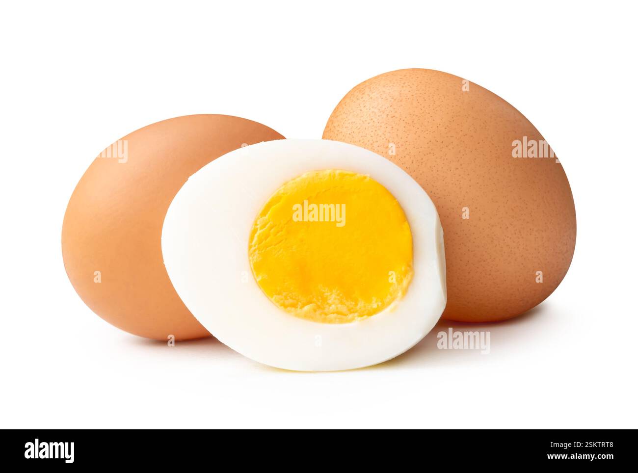 Vue de face de deux œufs de poule crus et oeuf cuit pelé ou cuit avec jaune d'oeuf en deux dans la pile est isolé sur fond blanc avec chemin de découpage. Banque D'Images