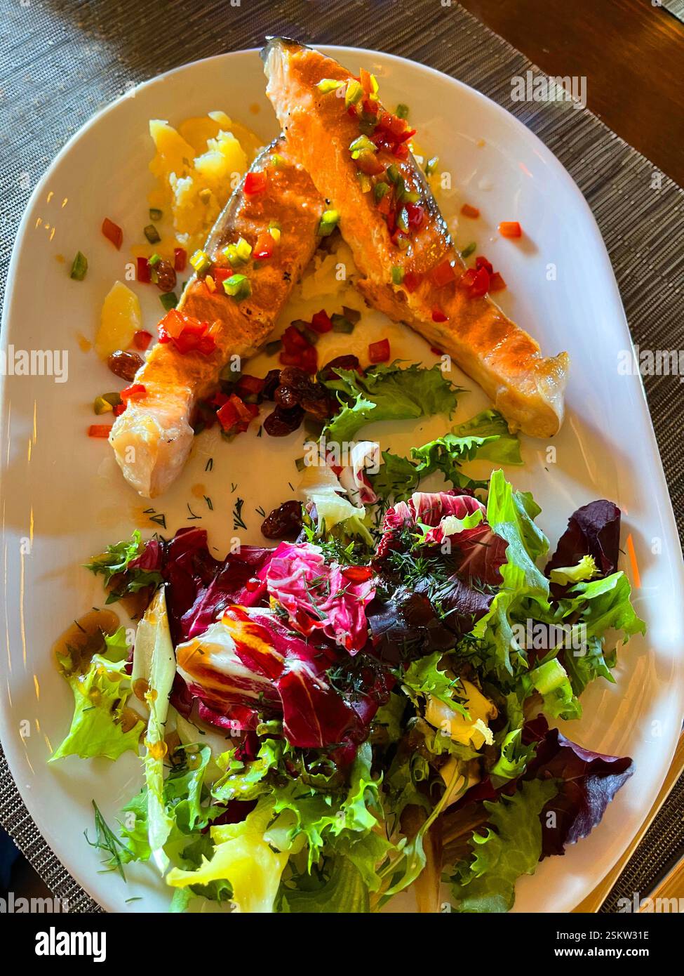 Longe de saumon grillé avec salade. Espagne. Banque D'Images