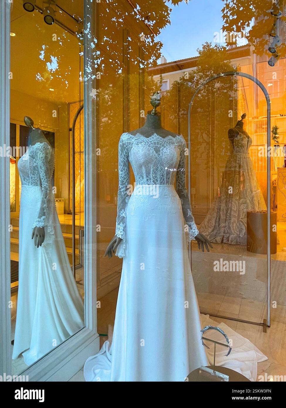 Robes de mariée dans une vitrine. Madrid, Espagne. Banque D'Images