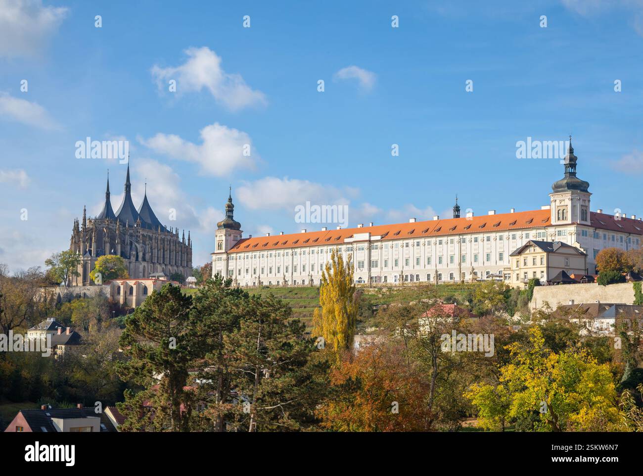 Kutna Hora, Tchéquie. Église de Sainte-Barbara et ancien collège jésuite Banque D'Images