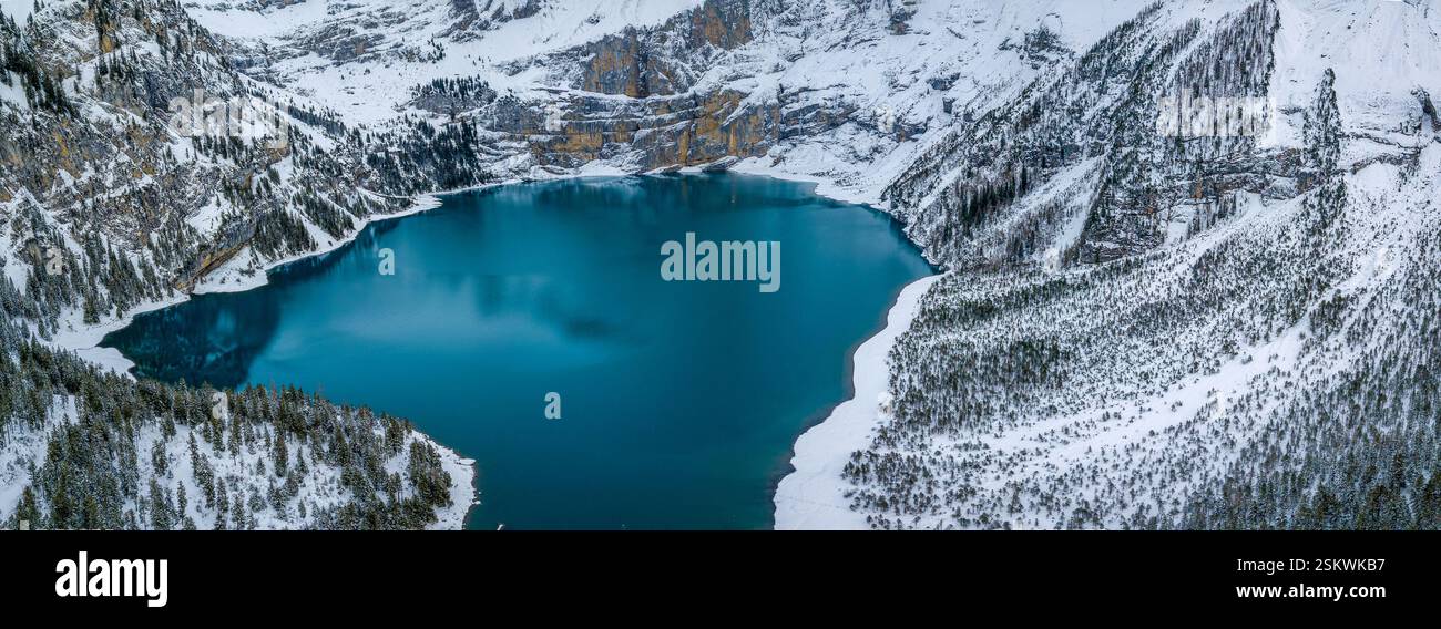 Image aérienne du lac Oeschinen avec son eau turquoise emblématique dans le paysage de neige hivernale Banque D'Images