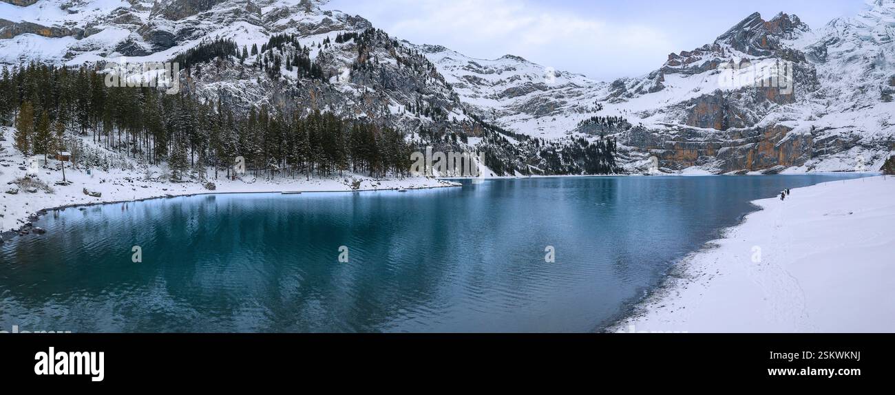 Lac Oeschinen avec son eau turquoise emblématique dans le paysage de neige hivernale Banque D'Images