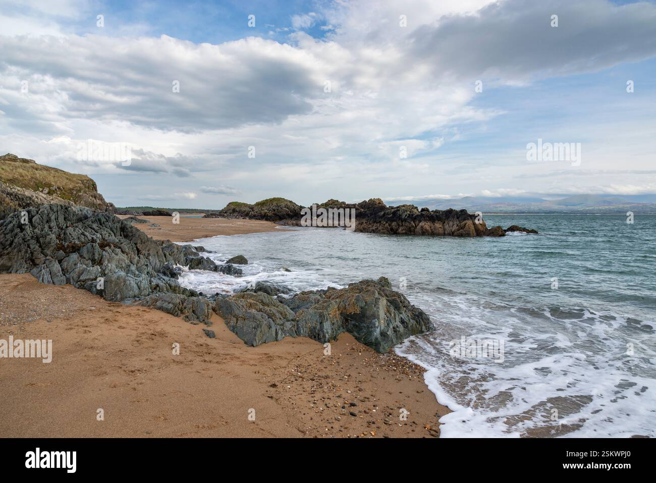 Petite plage à la pointe de l'île de Llanddwyn à Anglesey, au nord du pays de Galles. Banque D'Images
