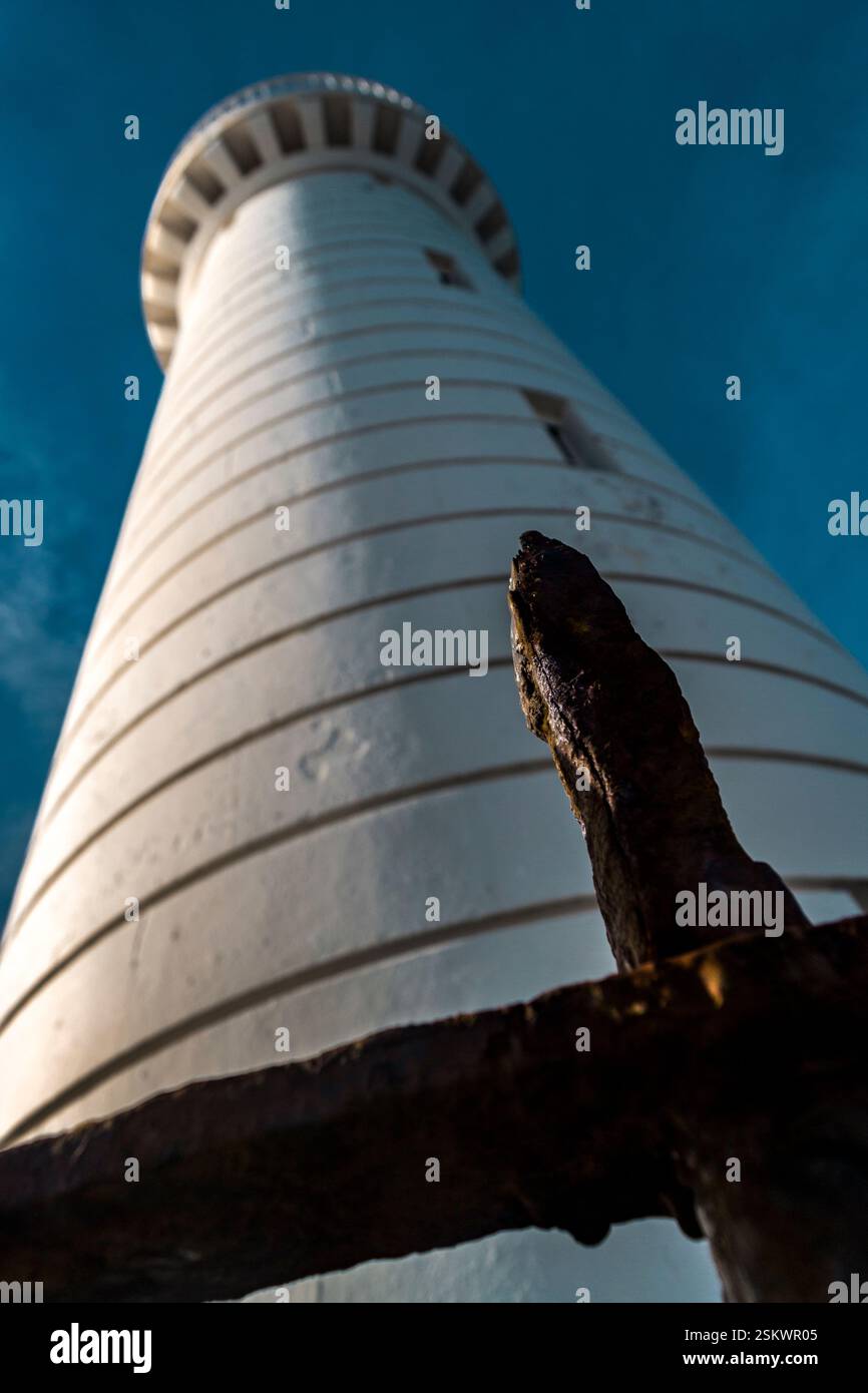 Comté de Donaghadee en Irlande du Nord 09 mars 2018 - vue abstraite du phare de Donaghadee avec clôture rouillée Banque D'Images