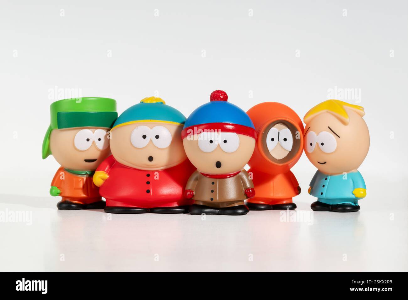 Figurines des personnages principaux de South Park, la célèbre série animée, debout ensemble sur un fond blanc Banque D'Images