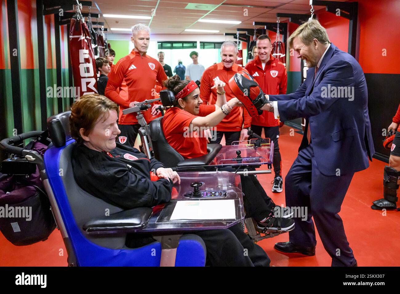 Amsterdam, pays-Bas, 2025-02-12 14:43:58 AMSTERDAM, 12-02-2024, Centre sportif de l'amitié le roi Willem Alexander visite le club sportif Only Friends au Centre sportif de l'amitié à Amsterdam. Only Friends célèbre son 25e anniversaire cette année. Le Centre sportif de l'amitié existe depuis 15 ans. PHOTO : NLBeeld/Patrick van EMST crédit : NL Beeld/Patrick van EMST Banque D'Images