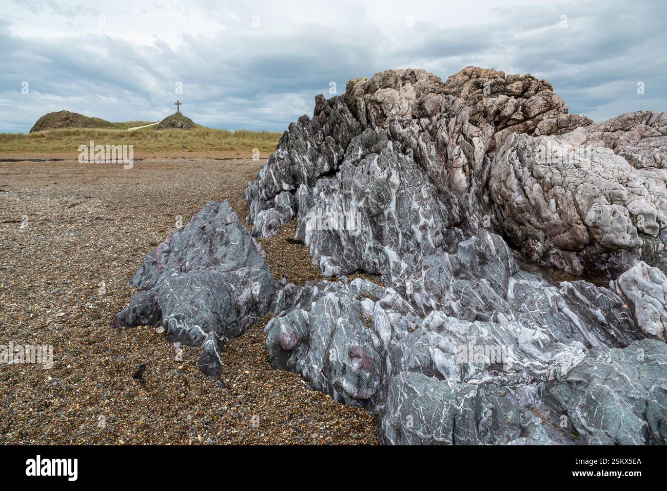 Géologie intéressante à la pointe de l'île de Llanddwyn à Anglesey, au nord du pays de Galles. Banque D'Images