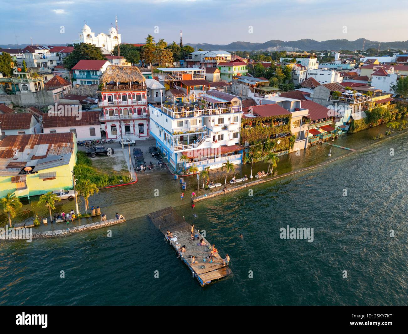 Les visiteurs apprécient le coucher de soleil à Flores, Guatemala Banque D'Images