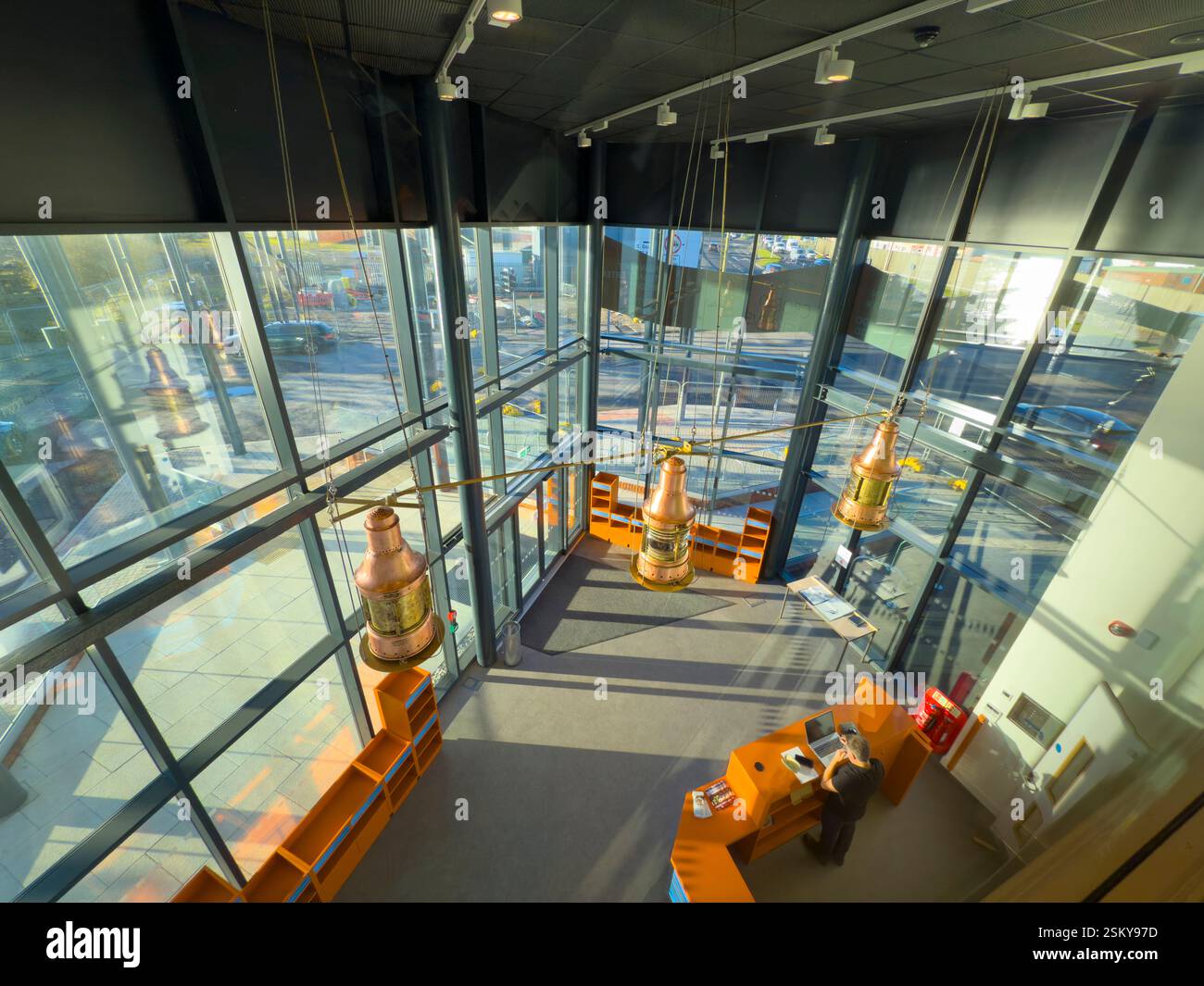 Le Newport transporter Bridge, un exploit emblématique de l'ingénierie du début du XXe siècle, enjambe la rivière Usk dans le sud du pays de Galles : Phillip Roberts - Image de stock capturée avec un smartphone