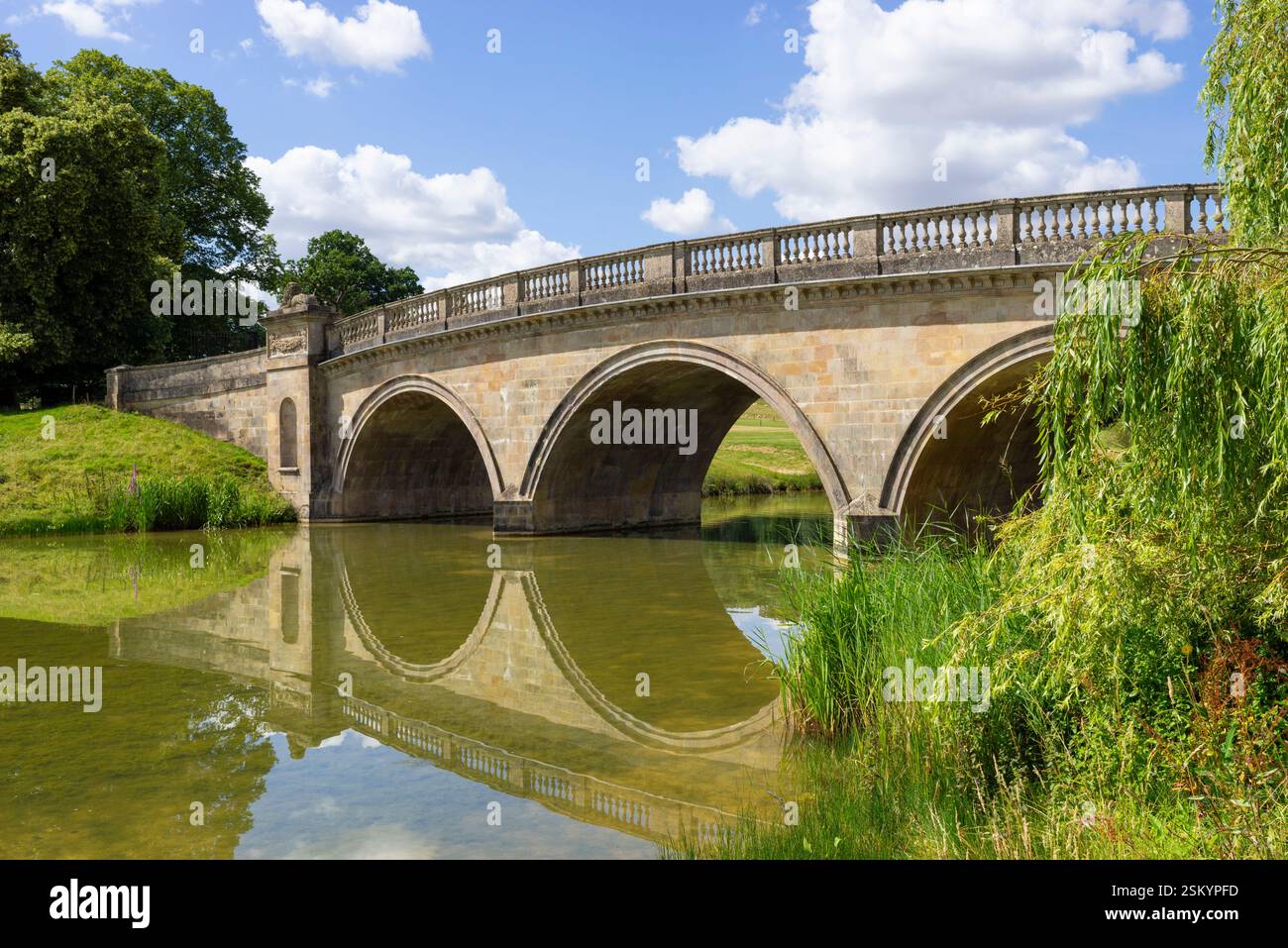 Le pont du lion classé Grade I à Burghley House Burghley Park Stamford Lincolnshire Angleterre UK GB Europe Banque D'Images